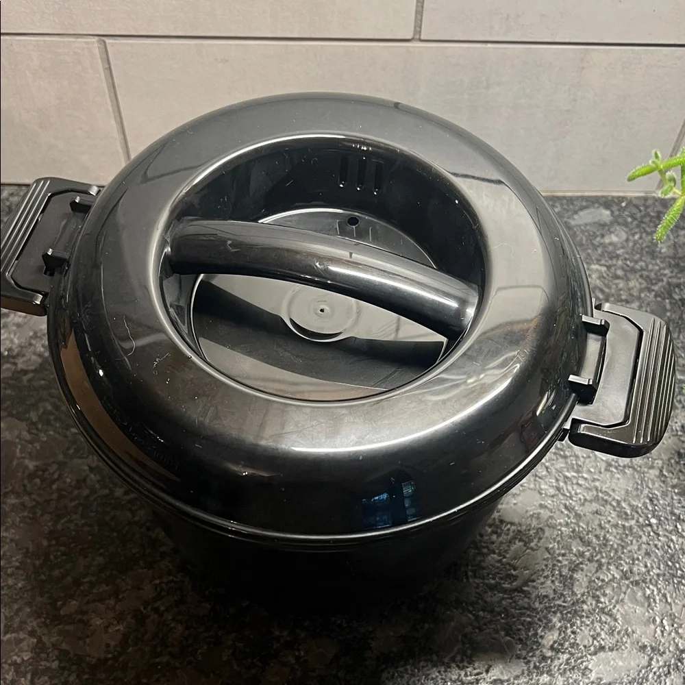 Pampered Chef Black Microwave Rice Cooker PLUS. 3qt makes 9 cups